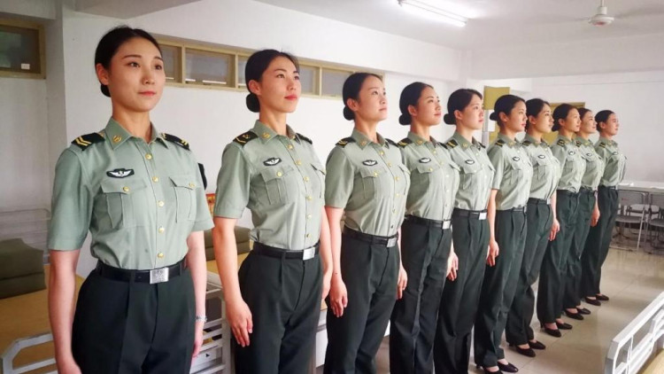 中美女兵内务大比拼,中国表现太亮眼,美国输了一大截