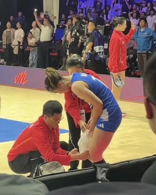 泪流满面了[哭哭][哭哭]倪非凡赛后右膝盖上也整了一大块冰袋，老将王梦洁还有康复