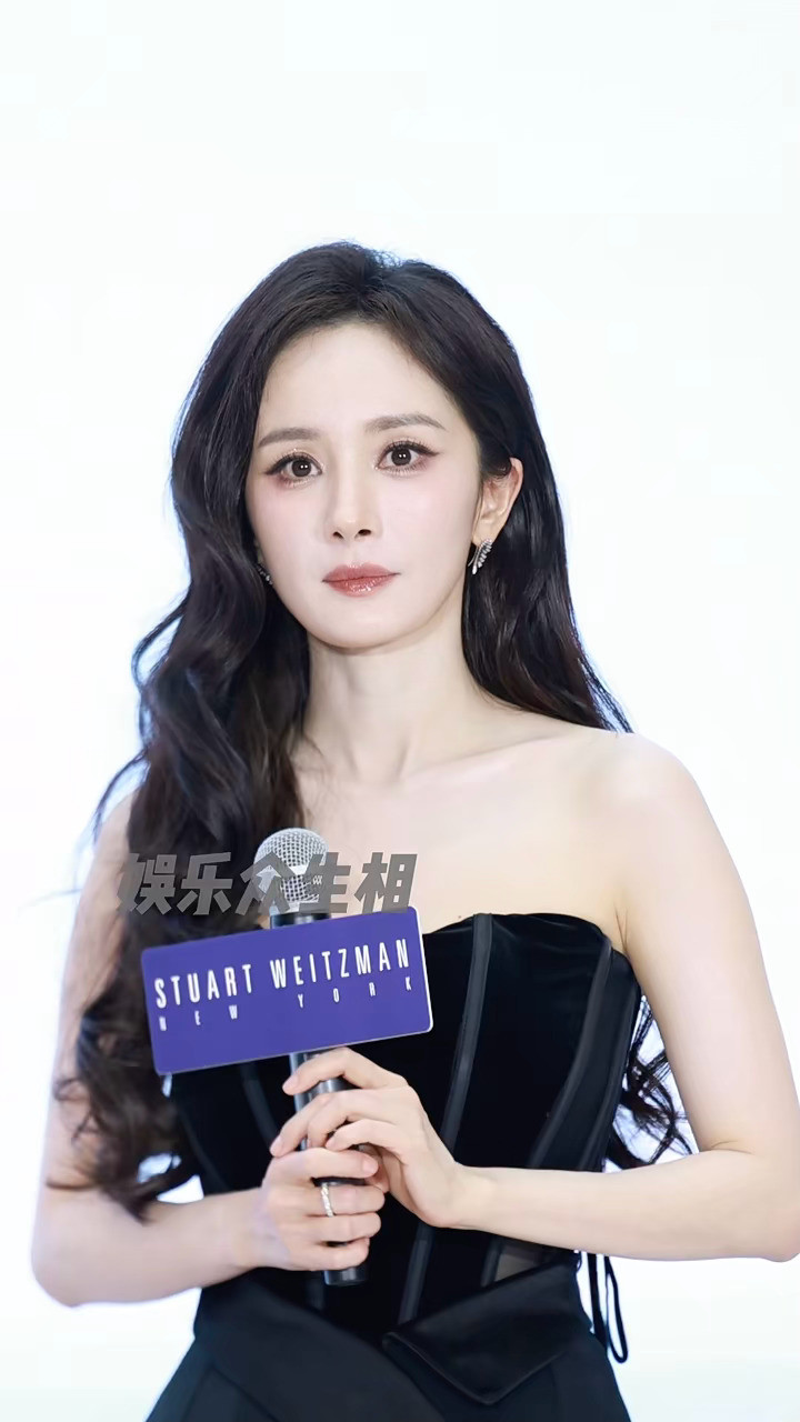 妈咪登场好辣气场太强了杨幂抹胸短裙