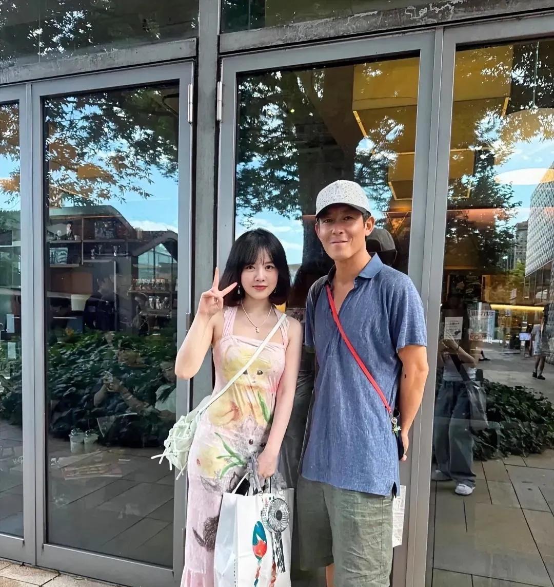 陈冠希我认识，旁边女士是谁？