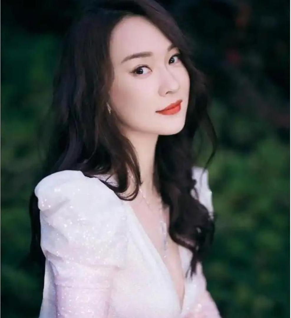 霍思燕再次牵狗夺冠，身材微胖穿旗袍好美！丈夫杜江激动发文庆祝娱乐明星