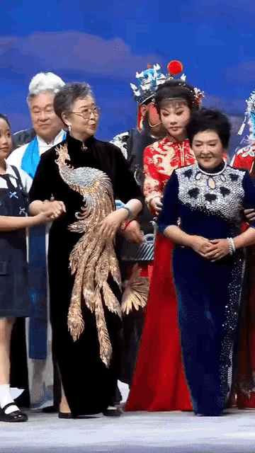 某老艺术家向评论她抢C位的一些自媒体发法律涵了，这气量，这做法，不是平息事件的做