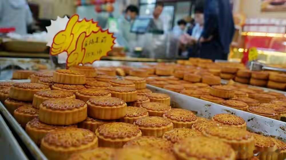 中秋一过，你是不是也好奇，超市那么多卖不掉的月饼最后去哪了？会不会第二年换个包装