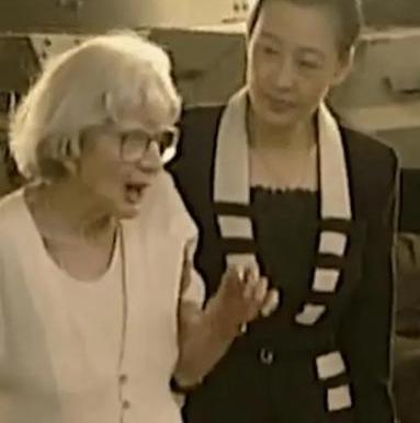 1951年，在朝鲜战场上，5名女战士被美军包围后主动投降，却从此下落不明，50年