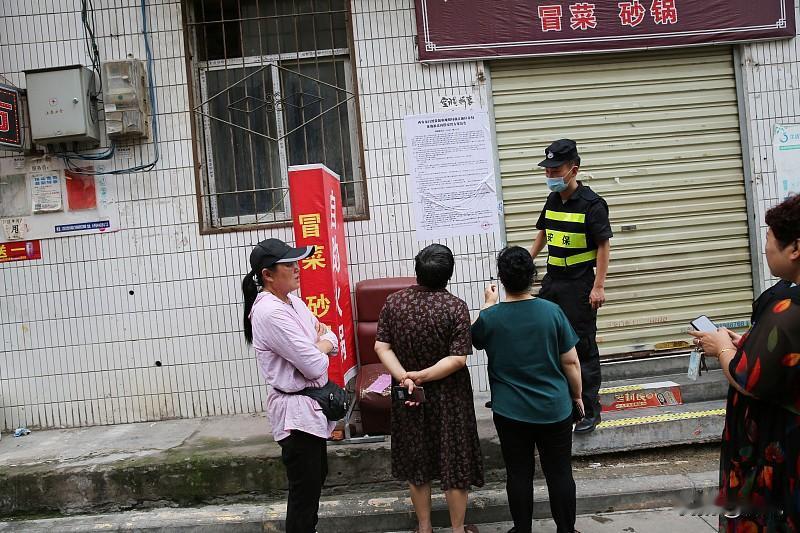 昨天隔壁院子闹得沸沸扬扬，110民警、社区主任还有网格员全都上门来了，引得不少居