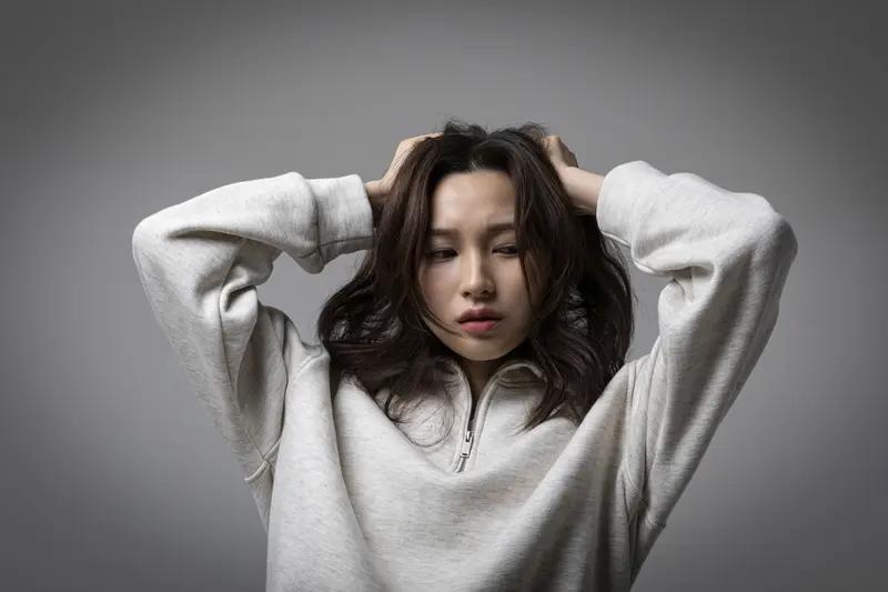 你现在还不睡觉，是有什么烦恼吗？是因为没有钱吗？是因为健康问题吗？是因为家