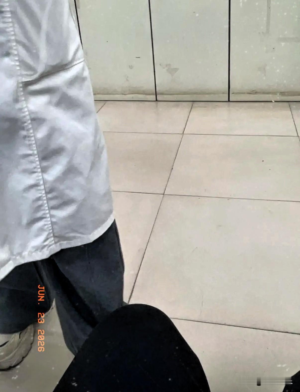 朋友心梗去世了，他老婆怀孕5个月了。办完葬礼后，他老婆就去把孩子打了。
