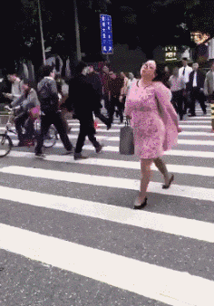 爆笑GIF: 就算有满满一嘴的胡子渣, 也挡不住你绝美的容颜!