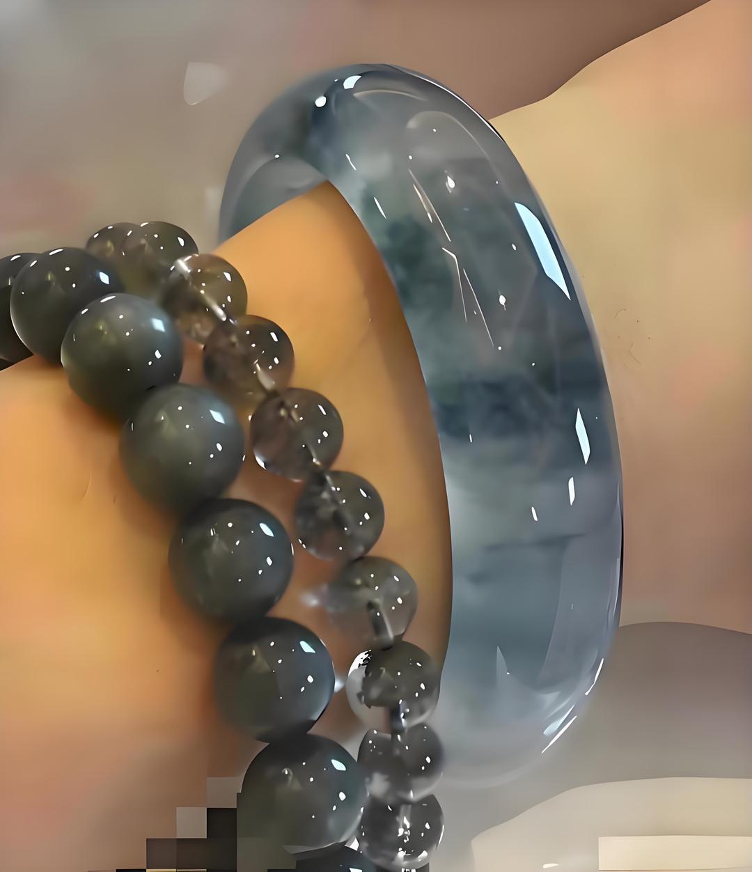 15块地摊镯划玻璃，玉器店师傅喊“天然老料”，我妈戴三年竟捡宝？我妈戴了三