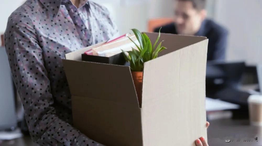 你听说过因为太努力而被开除的吗？真事儿！西班牙阿利坎特市一女员工，习惯了每天早到