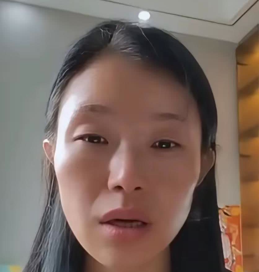 安阳女司机逆向停车堵路50分钟。被爆后，女子开启了直播，说她为什么停了50分钟，