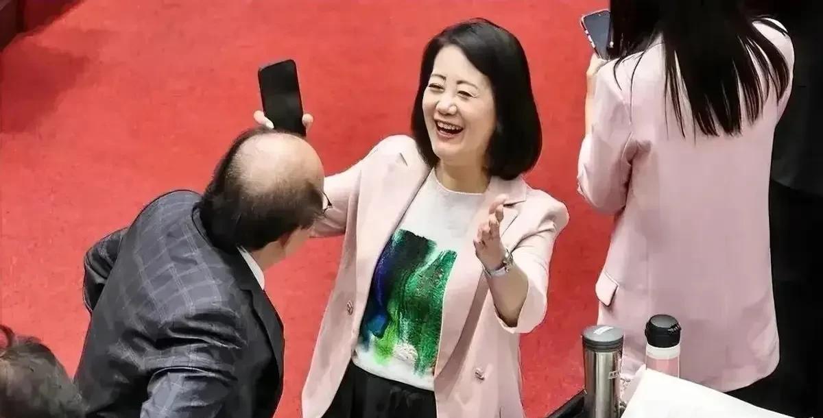 民进党团总召柯建铭和民进党团干事长吴思瑶可真的是一对活宝，这两人今天在民进党中常