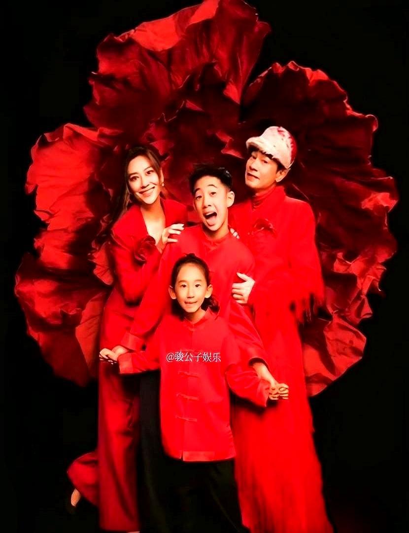 一家四口，三个陈小春，应采儿纯属重在参与。大儿子Jasper就算了，从小就