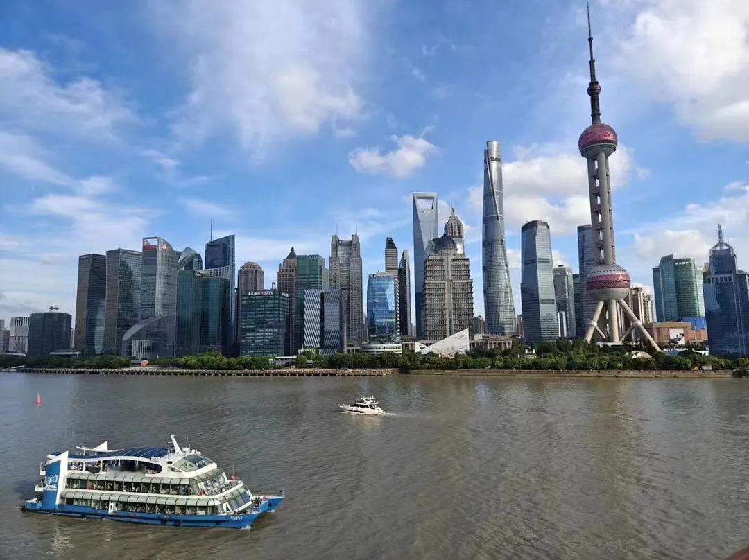 上海能从普通小城逆袭成国际大都市，核心靠两条河：黄浦江对外闯世界，苏州河对内养城