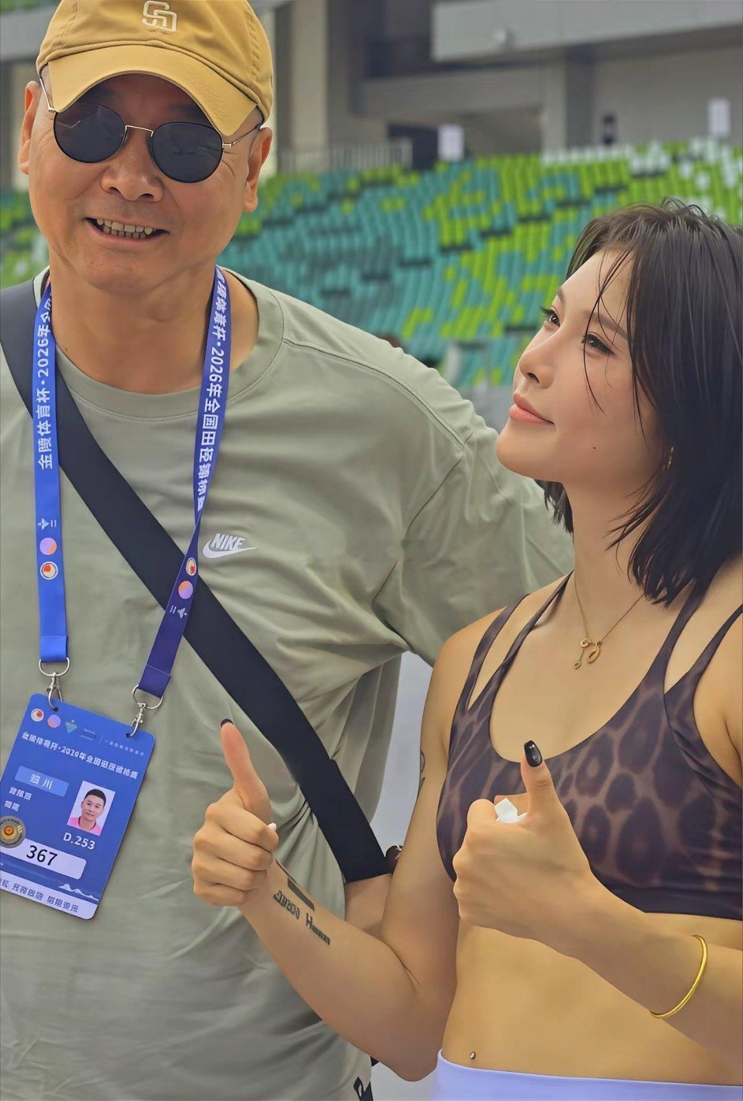 吴艳妮与她的教练合影为何她的表情总是给人一种怪怪的感觉？​​​