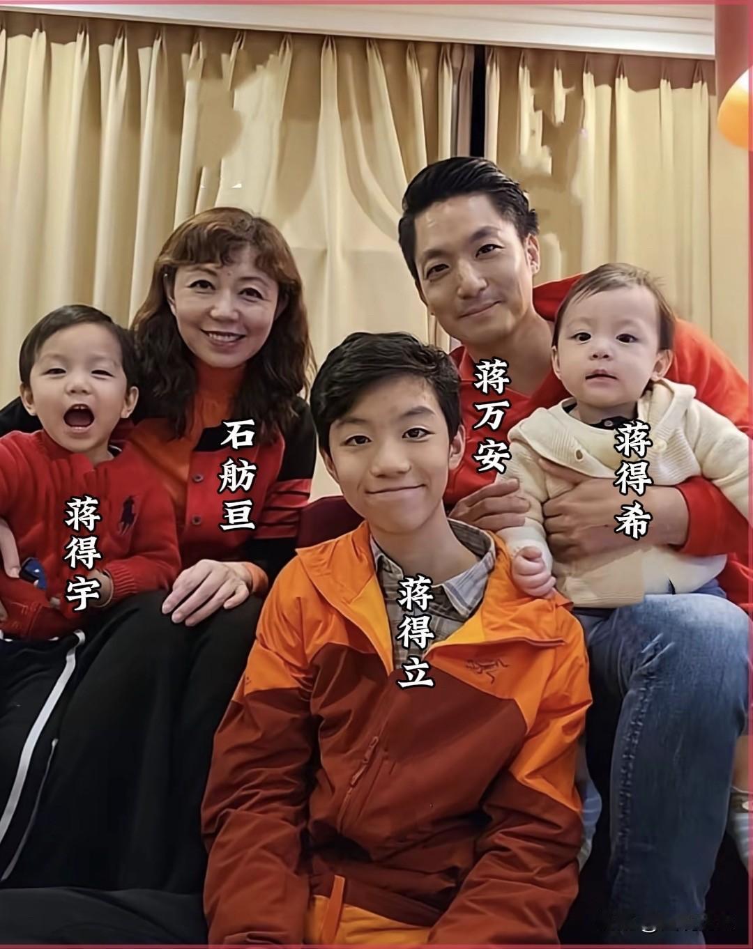 得字辈？2024年春节，蒋万安市长全家拍下这张合影，合影中坐在他身边的是他的