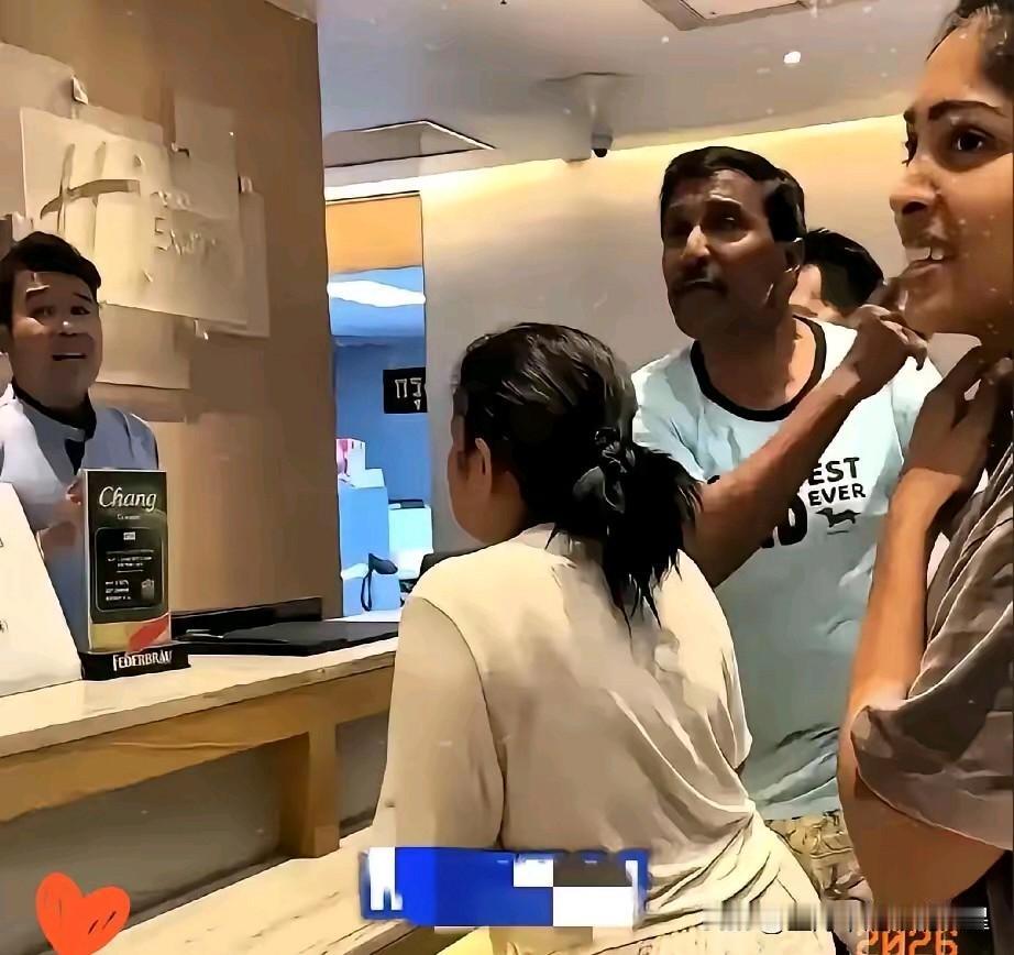 上海一家酒店前台最近碰上个稀罕事。几个印度游客办完入住手续,房卡都准备好了，突然