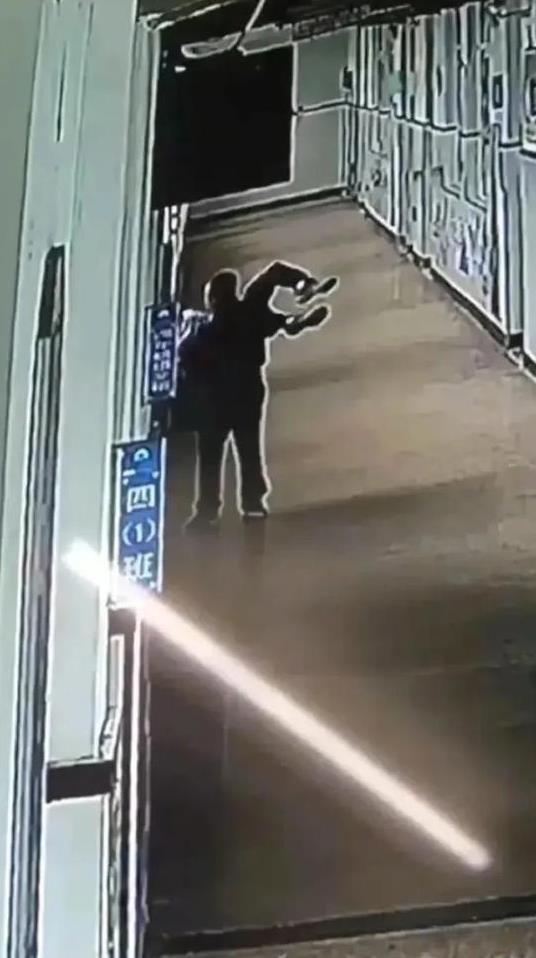浙江瑞安10岁小学生被老师抱到3楼窗口“吓唬”，涉事教师回应，男孩拿了同桌的水枪