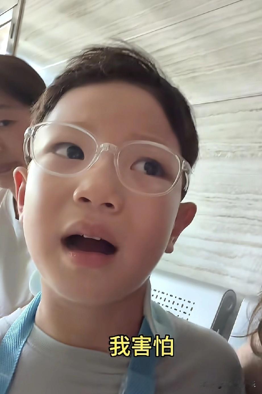 我要是小金果，都得恨这样的妈妈。胳膊摔骨折了需要手术，孩子一遍遍说着害怕，妈