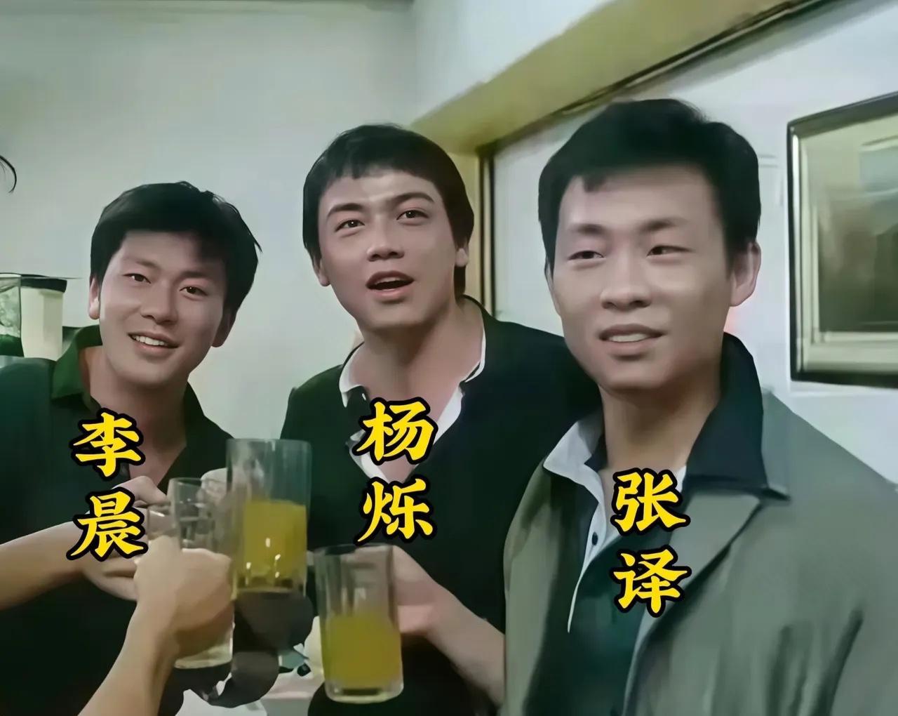 三位男神杯子是饮料还是啤酒啊，一定非常好喝