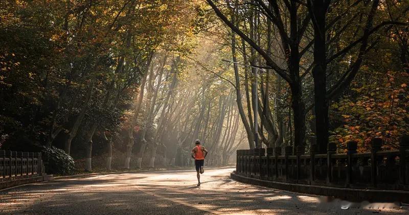 晚上跑步还是早上跑步，这真是个让人纠结的问题。我个人更倾向晨跑。晨跑能快速唤醒