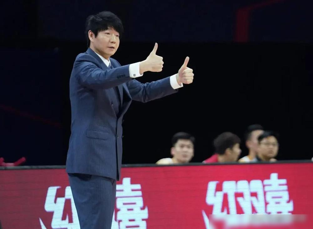 邱彪最后时刻祭出昏招。比赛进行到第4节，最后两分钟，邱彪居然换上了仅打了25