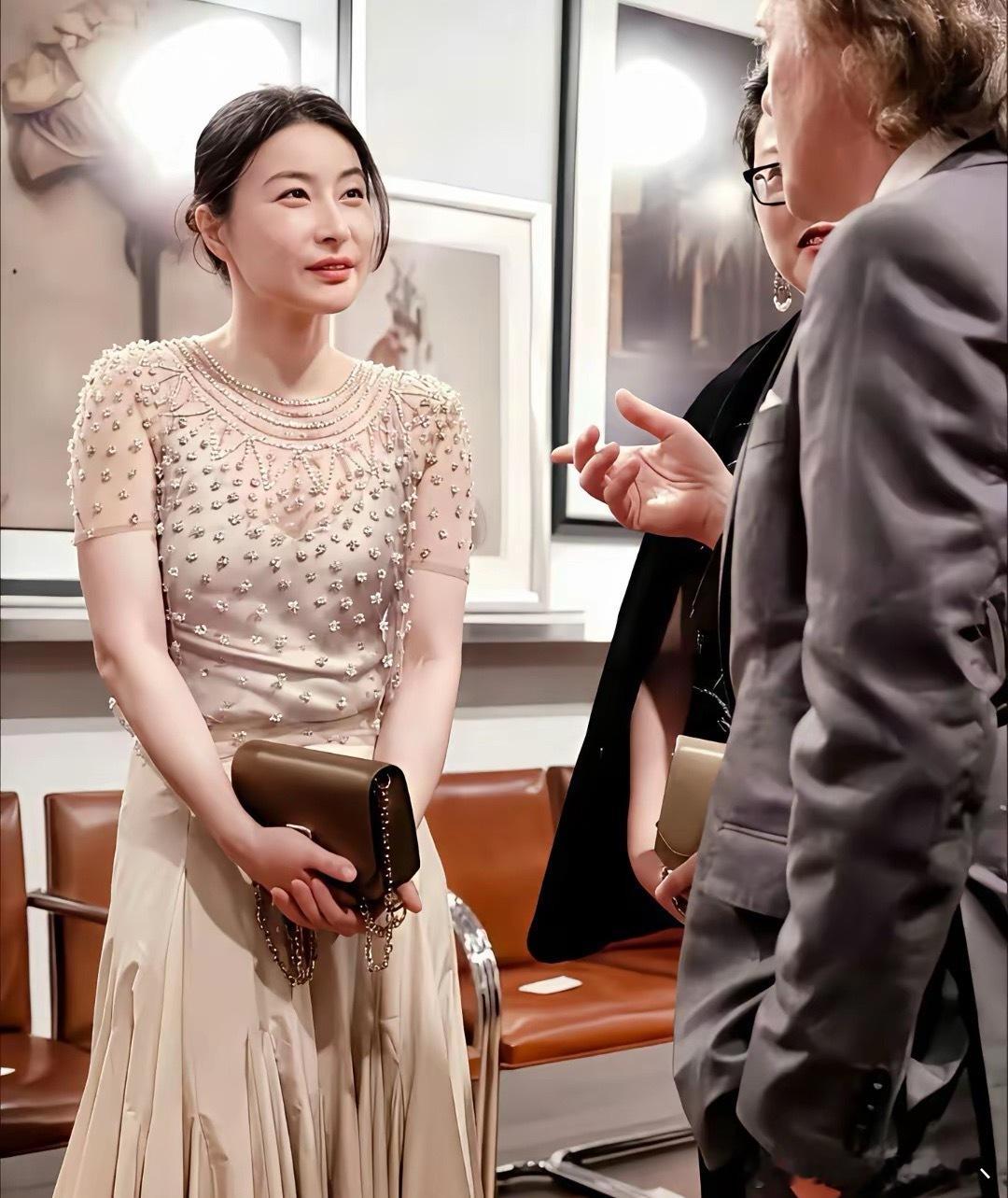 郭晶晶的面相是少见的大富福相，五官大气美得国泰民安，给人的感觉却很亲切。