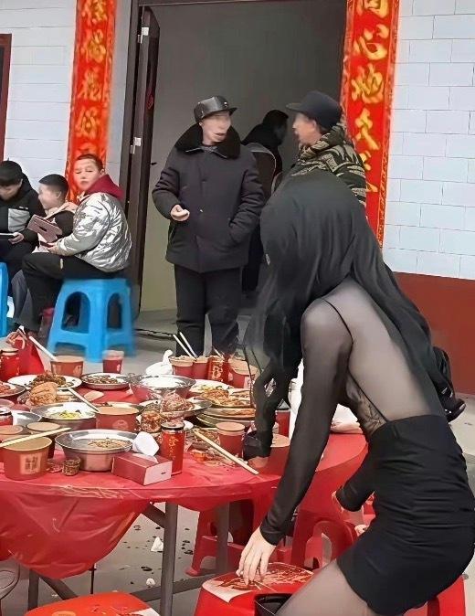 婚礼上见到的一个女生，穿成这样是来抢新娘风头的吧