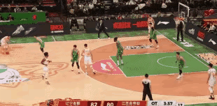 辽篮加时大胜江苏队，本场比赛出现两个非常少见的戏剧性场面，确实令人匪夷所思。比