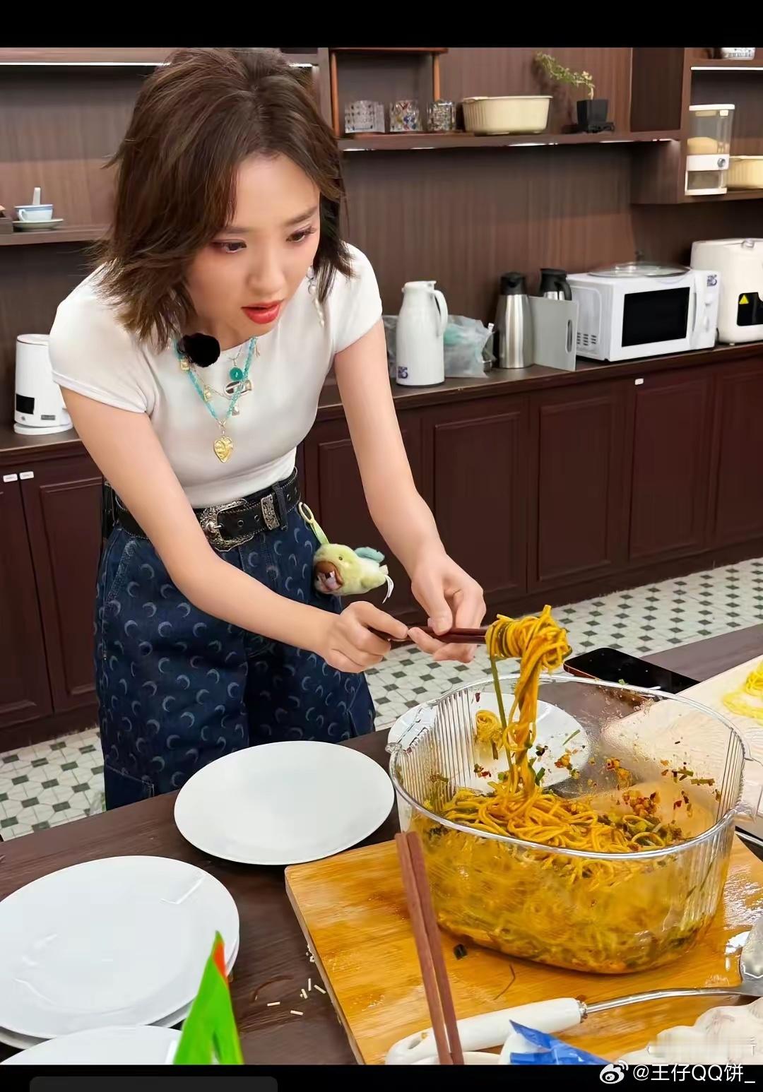 怪不得明星都不胖！你看看唐艺昕做了一大盆四川凉面，看着就色香味俱全，只是人家就吃