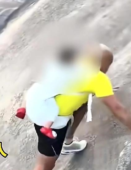 估计这位福建漳州的老爷爷，回家要跪搓衣板了最近，网友发出了一条视频，里边是一位