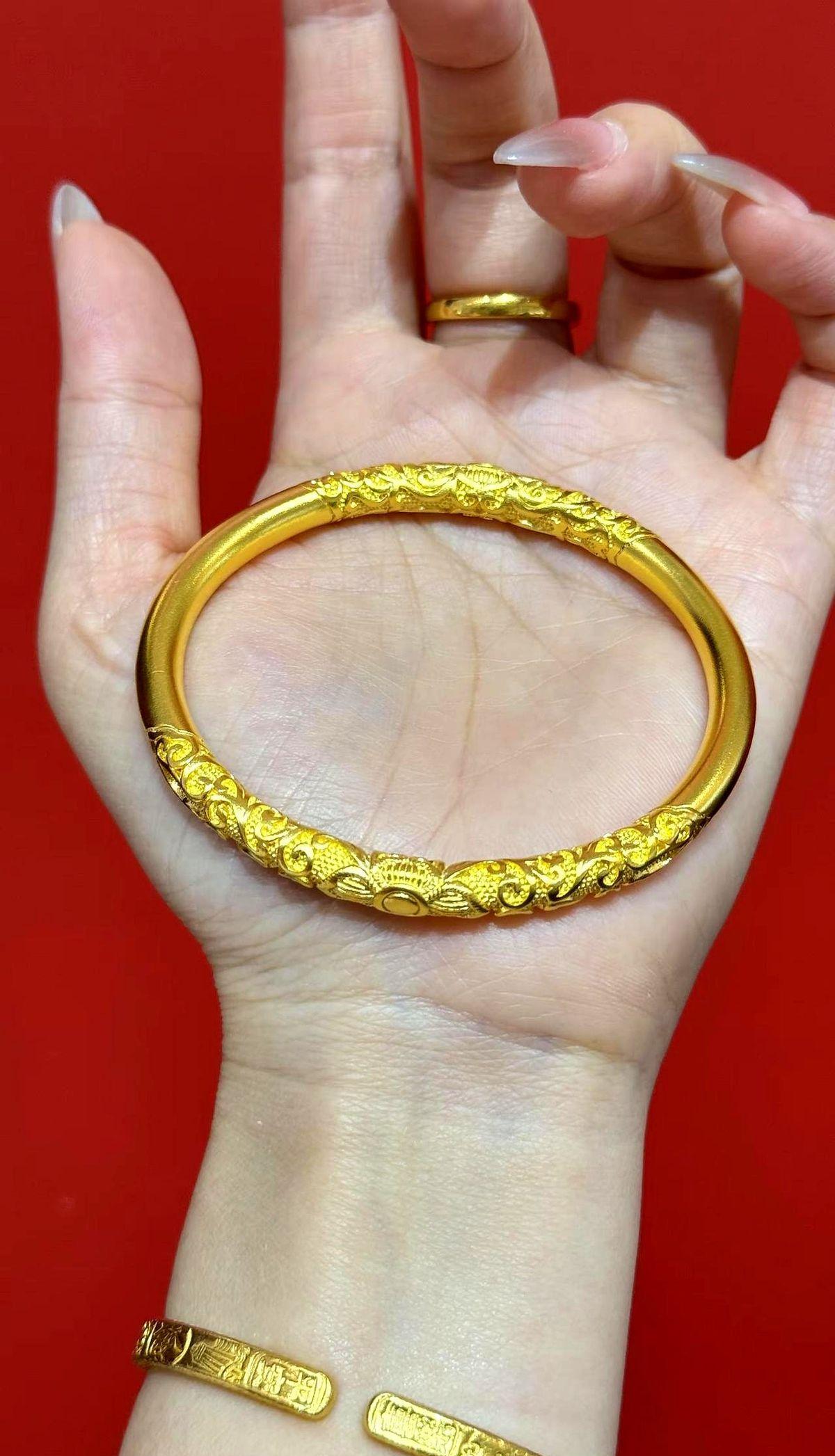 古法黄金不只卖金子,卖的是祖宗留下的味道。年轻人不买金条了,改买能戴出门的“会