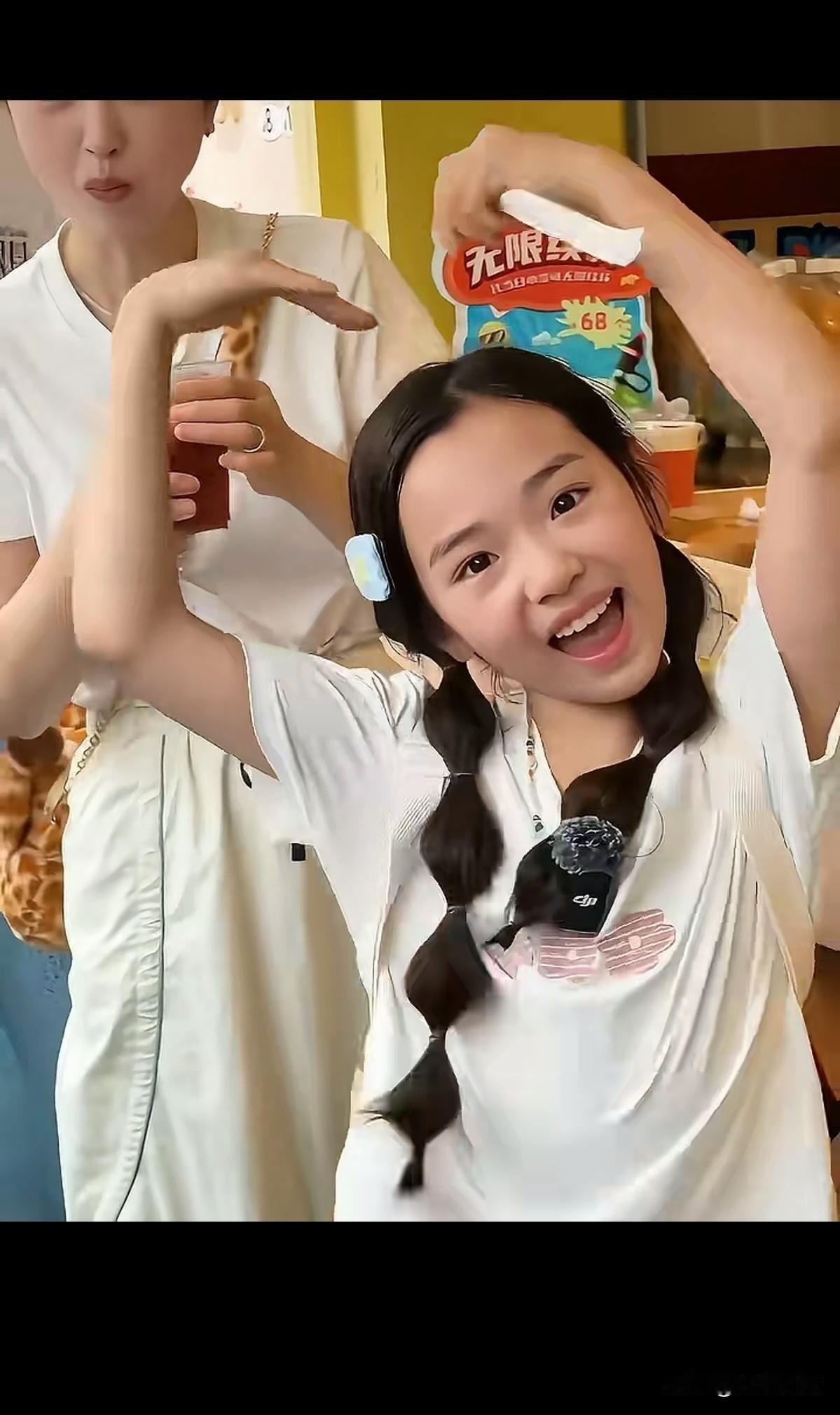 董璇这女儿也太漂亮了，跟董璇长的一样，假如董璇没有再婚，带着小酒窝一起闯多