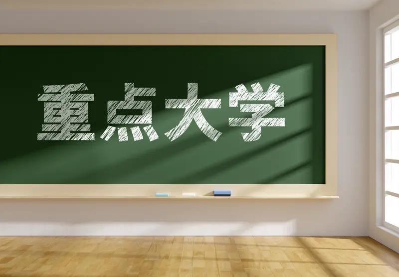 高考完马上去参加强基计划考试，这些孩子都不一般。看到几位男孩，高考完。马上