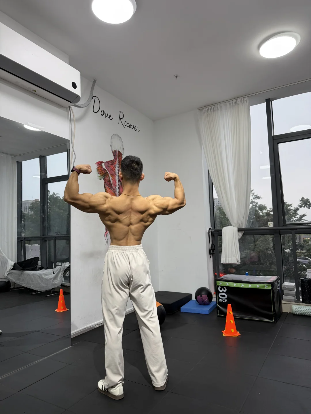 赛前最后一轮筋膜调整 拉伸和放松 极致肌肉线条背后，是肌肉张力与软组织...