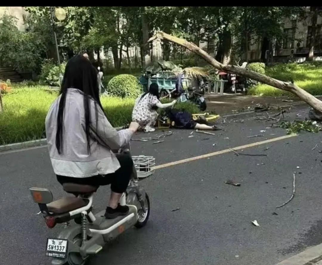 “妈妈，快醒醒。”女儿撕心裂肺的呼唤催人泪下，可惜妈妈再也没有醒来。下午五时左