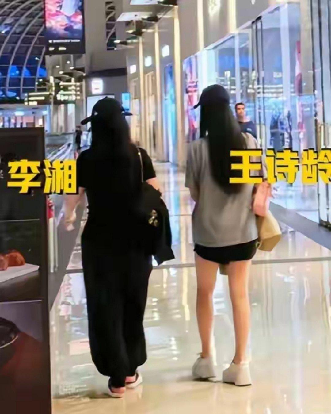 李湘母女新加坡度假被偶遇，李湘穿着时髦肉眼可见瘦了​