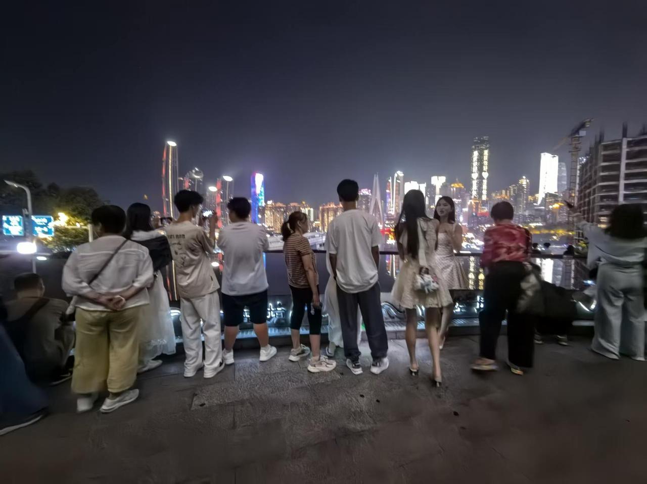 被誉为“8D魔幻之都”的重庆，以独特的地理风貌向世界展示着东方都市的无限魅力微