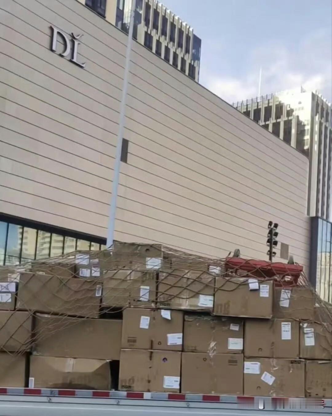 胖东来的新店招牌，做得比预想中小很多。不少路过的人得仔细看，才找得到那个熟悉