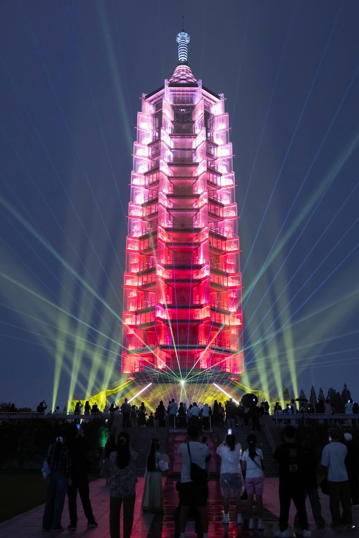 南京大报恩寺塔为苏超赛事亮灯一座塔，一座城，一声“苏超加油”。大报恩寺塔用最南京