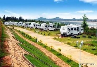 三亚的碧海蓝天还在，但往年路边扎堆的房车，今年愣是没见着几辆。你说怪不怪？我