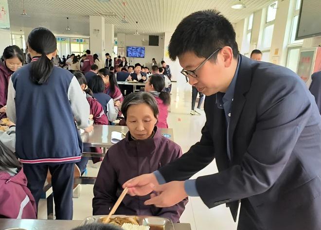 2023年，山东济南，一45岁的男教师带71岁患病的母亲一起上课，母亲每天扫地擦