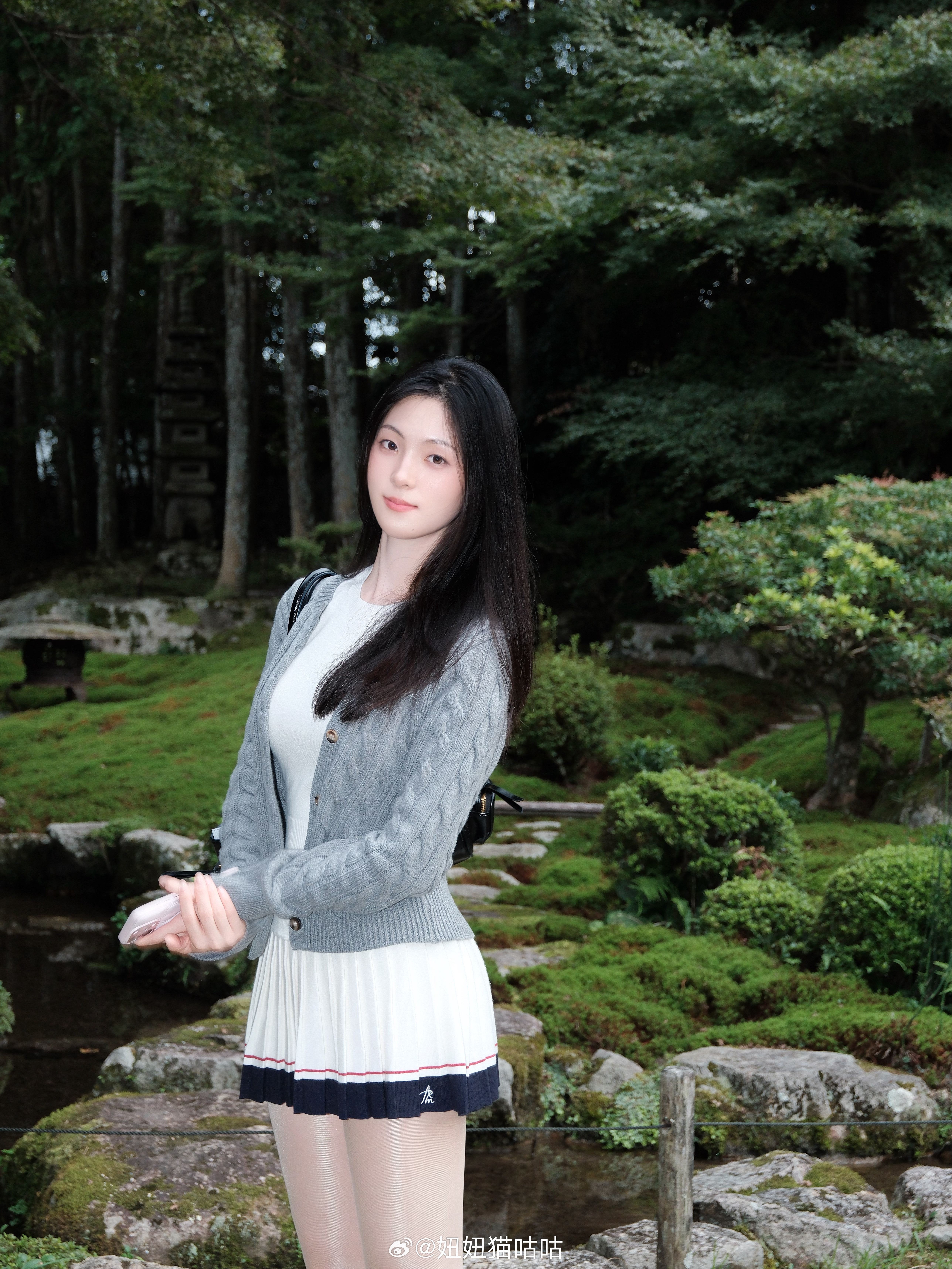 初见她漫步溪桥下​​​