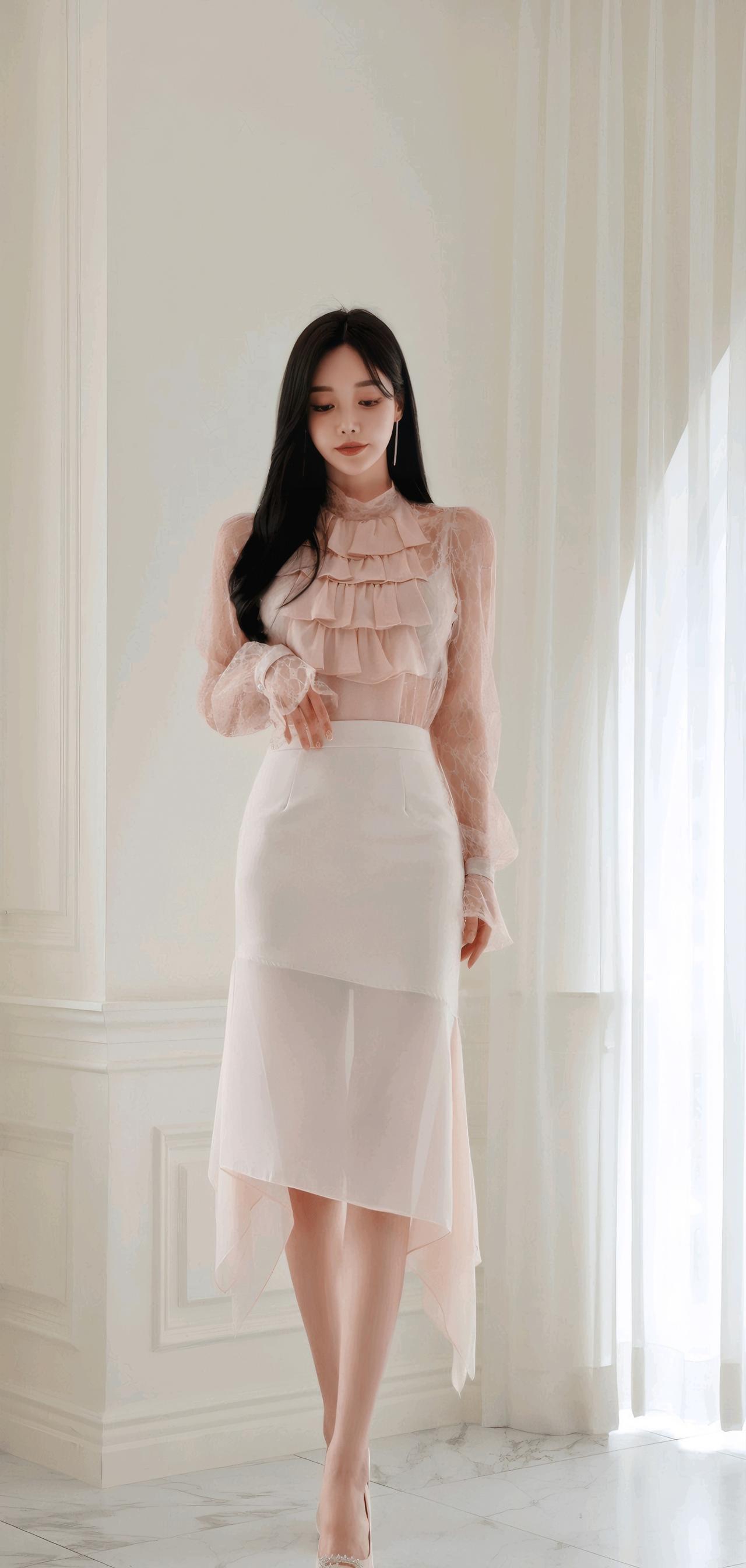 优雅粉裙，仙气飘飘，宛如梦幻中的仙女。