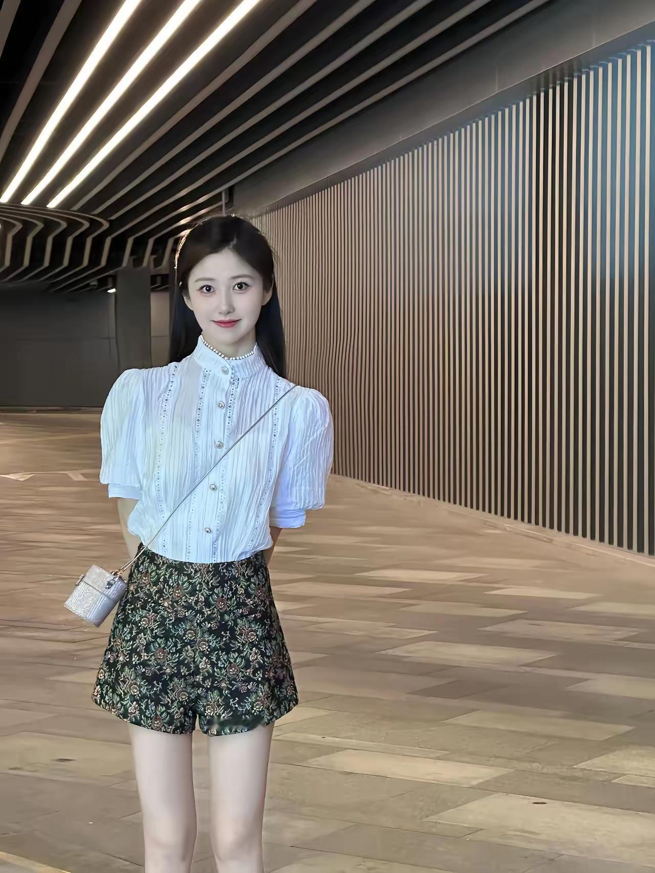 花影摇曳，美人如画。