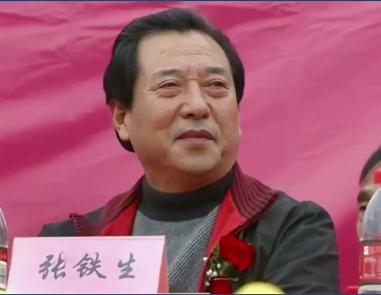 1991年，入狱15年的张铁生刑满释放。他拉下脸求体制内的远房亲戚介绍工作，亲戚