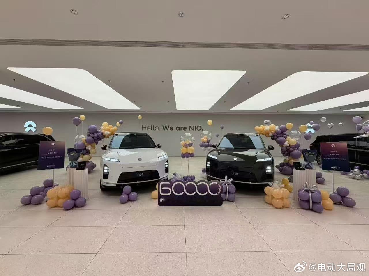 当今世界上最好的大三排SUV有两台车其中一台是黑色的全新ES8另一台是一辆白色的