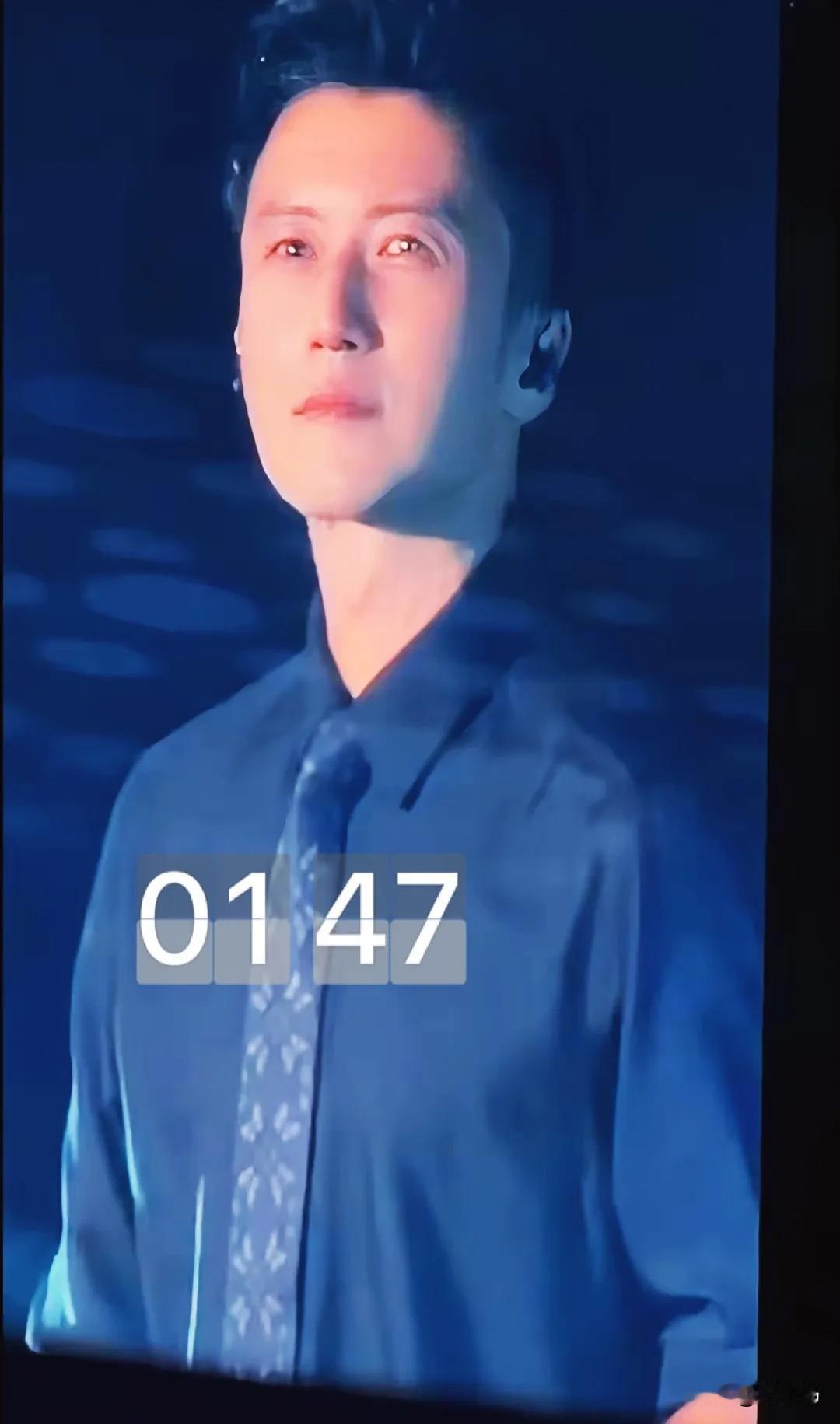 谢霆锋还是在演唱会上哭了，不是因为亲爹刚走，而是因为全场粉丝们很多都穿上了黑衣