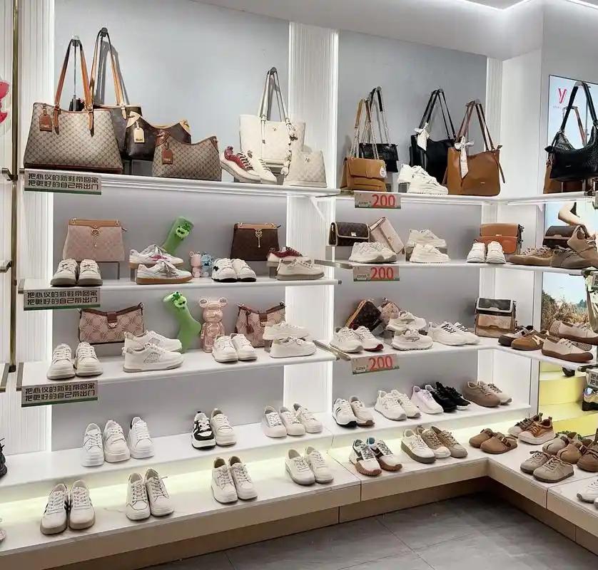 昨天到商场买了一双鞋，好像被套路了！这双鞋打完折327元。正好我老公看中了一双