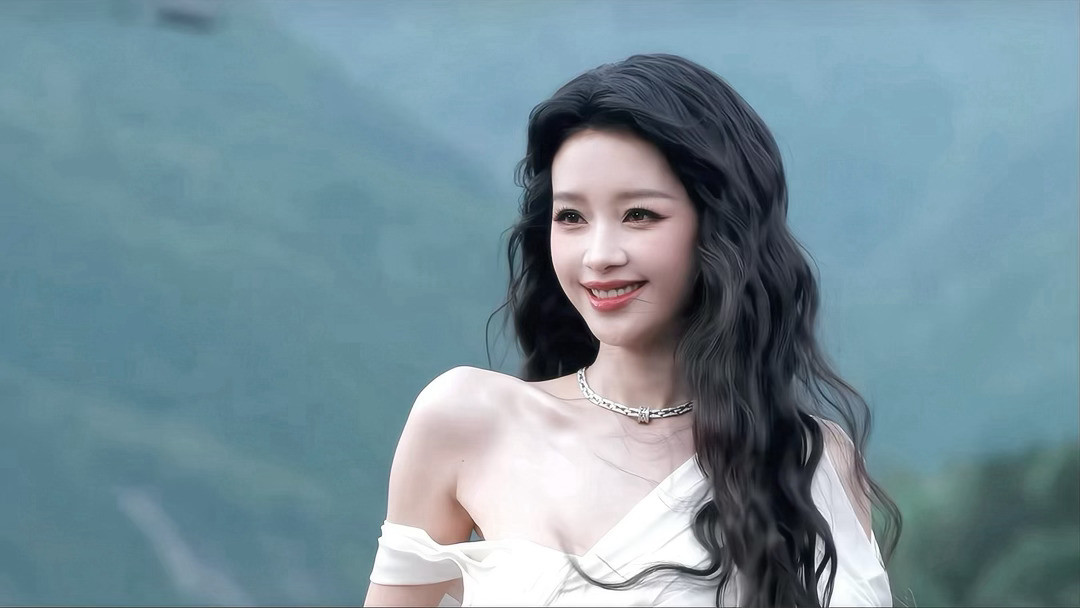 孙怡美晕我了目光牢牢锁定红毯上的孙怡，慢镜头放大每一处美感。简约白裙清新脱俗，